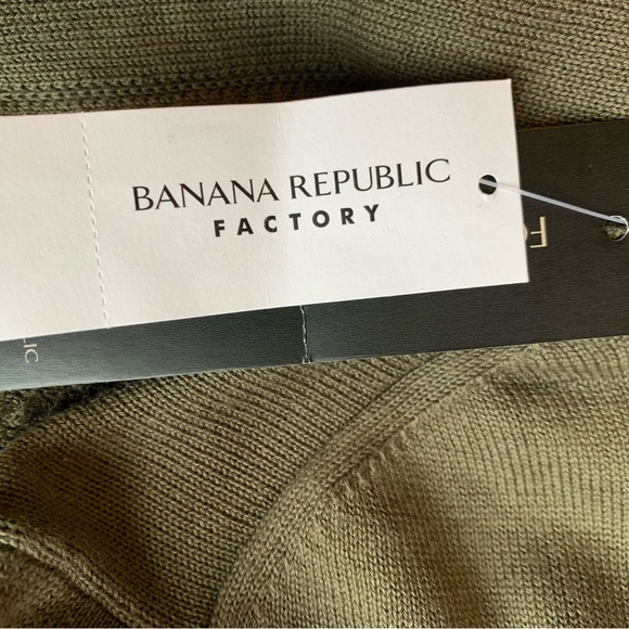 Banana Republic Factory Sweater - Picture 8 of 9